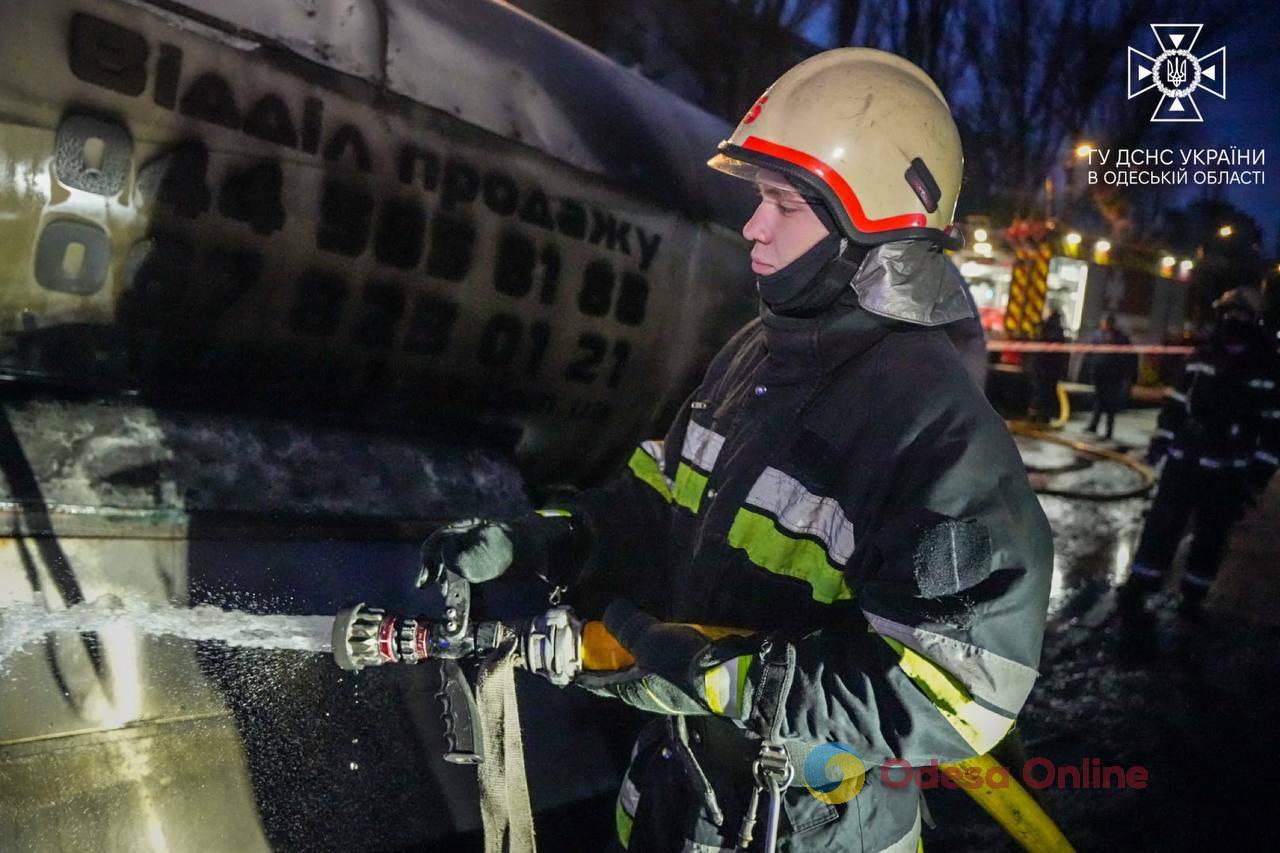 В Одессе утром загорелся газовоз (фото, видео)