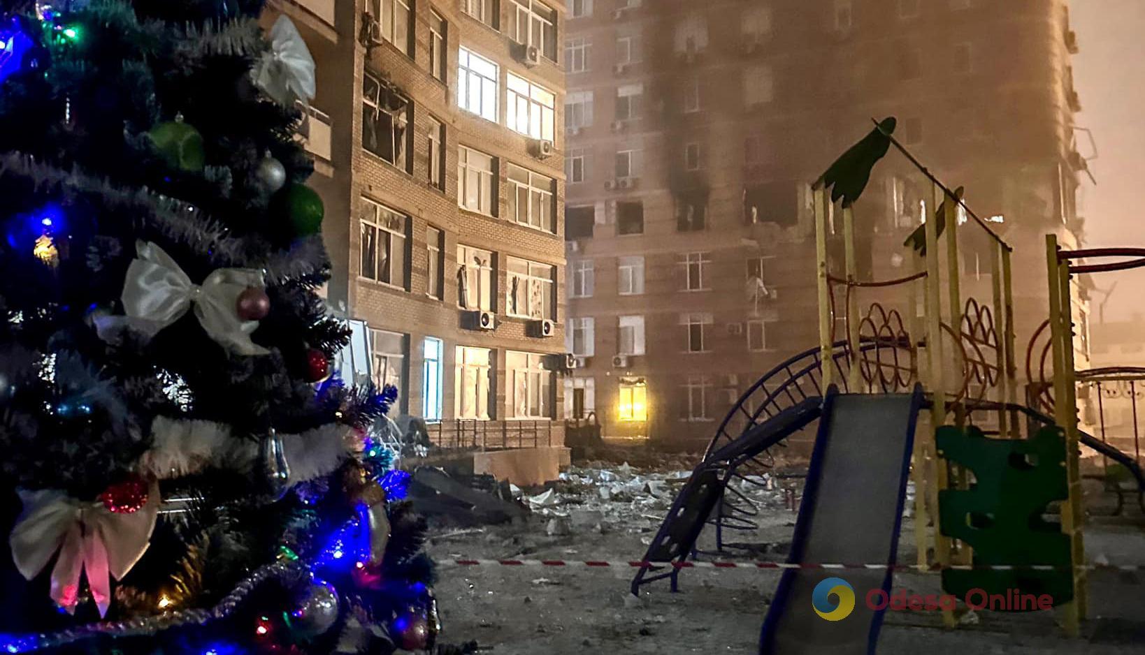 Жильцы одесского ЖК, в который попала ракета, зажгли гирлянды на новогодней елке во дворе
