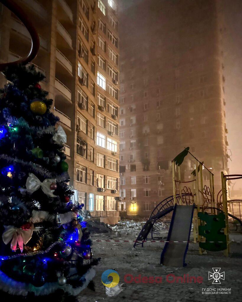 Жильцы одесского ЖК, в который попала ракета, зажгли гирлянды на новогодней елке во дворе