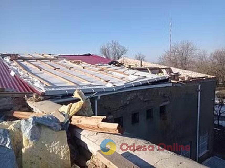 Последствия непогоды: в Одесской области шквальный ветер сорвал крышу лицея