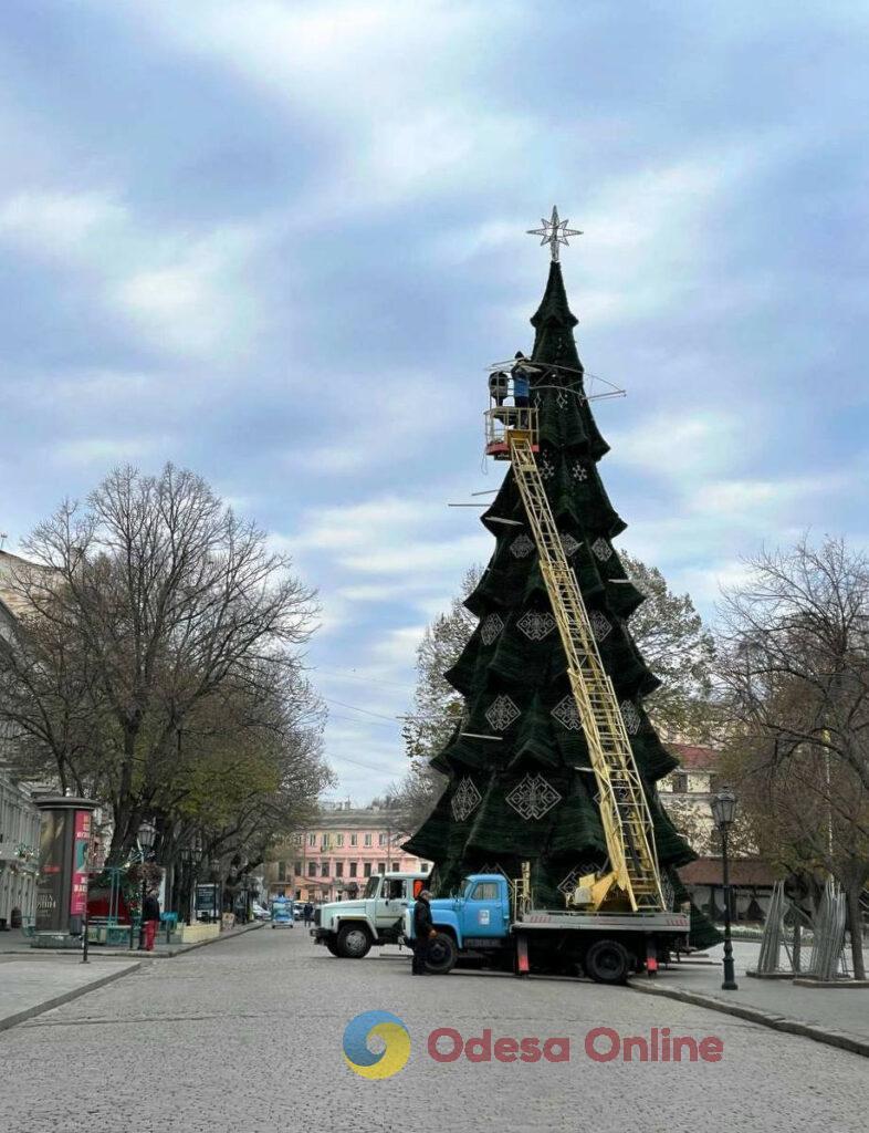 На Дерибасовской установили новогоднюю елку (фото)