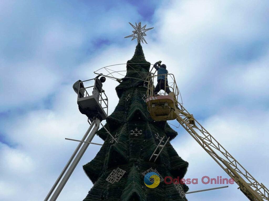 На Дерибасовской установили новогоднюю елку (фото)