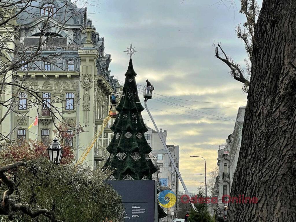 На Дерибасівській встановили новорічну ялинку (фото)