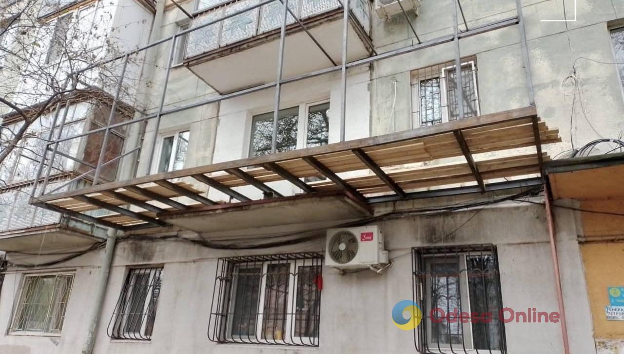 В Одессе демонтировали незаконную пристройку к многоэтажке