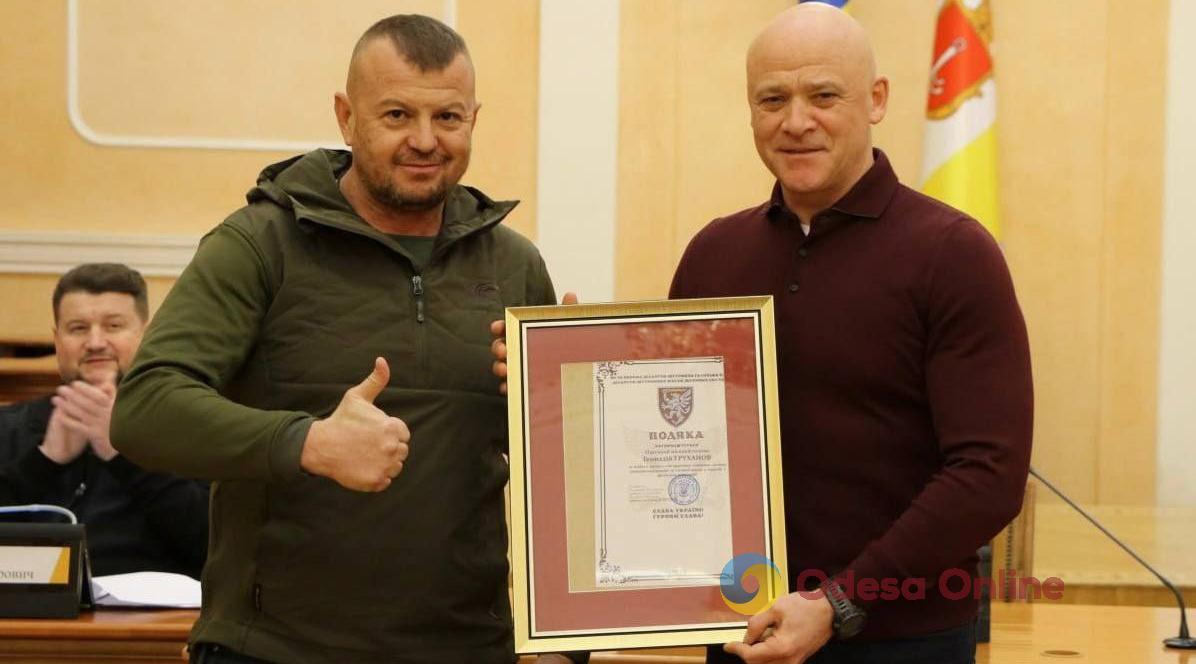 Мэру Одессы вручили благодарность от 80-й отдельной Галицкой дшб