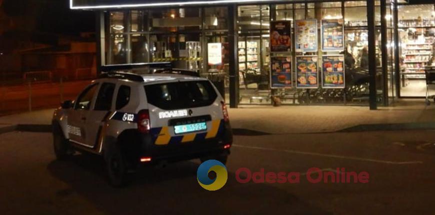 Одесит вдарив чоловіка ножем у супермаркеті