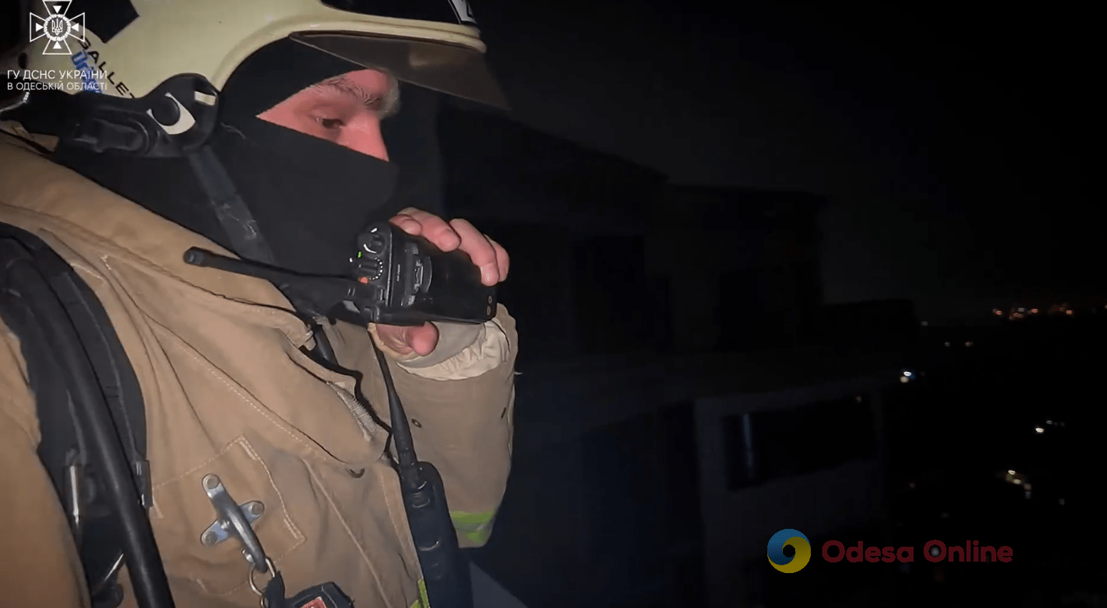 Попадание в многоэтажку в Одессе: спасатели показали, как ликвидировали последствия атаки (видео)