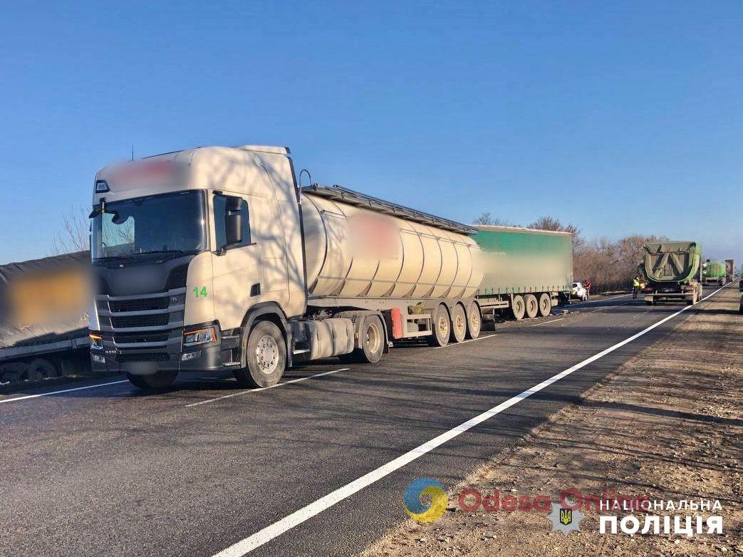 На трассе Одесса-Рени столкнулись три грузовика — между Саратой и Николаевкой-Новороссийской затруднено движение
