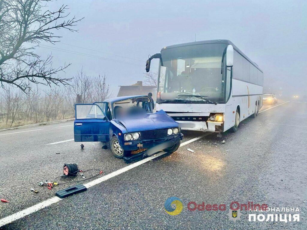 На дороге Одесса – Рени столкнулись легковушка и автобус: один человек погиб и один в больнице