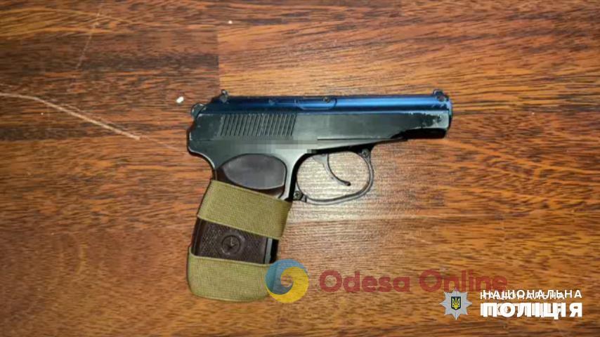 В Одесі двоє молодиків, погрожуючі пістолетом, пограбували двох студентів