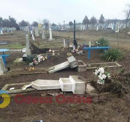 Розтрощив 92 могили: жителя Одещини засудили до чотирьох років ув’язнення