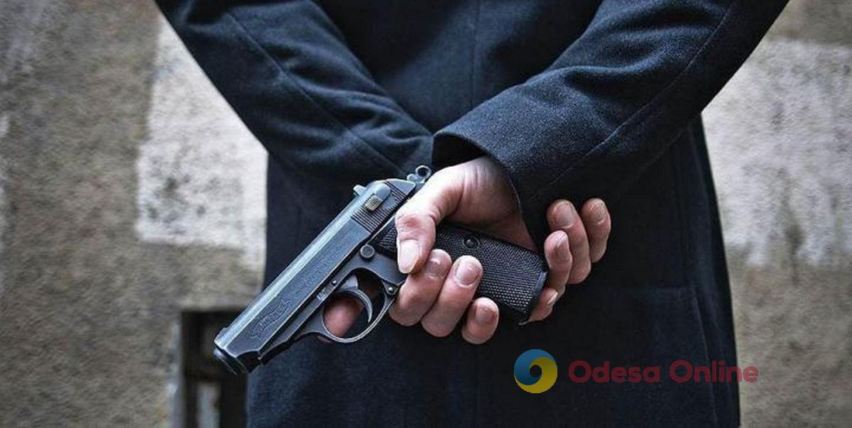 Житель Одесской области с пистолетом угрожал односельчанину убийством