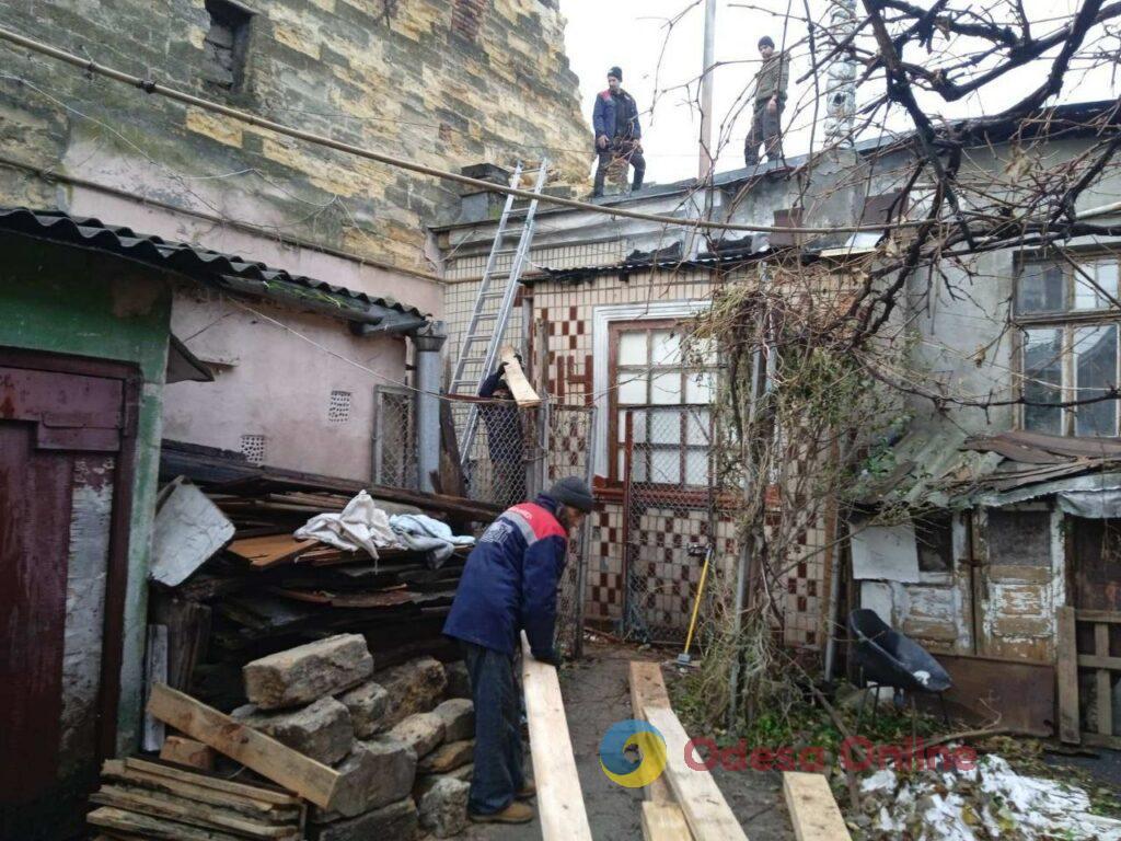 На улице Ризовской восстанавливают пострадавший от непогоды жилой дом