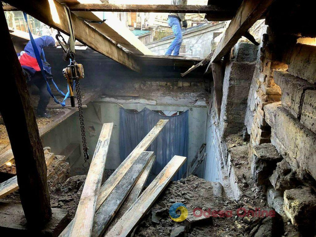 На вулиці Різівській відновлюють житловий будинок, що постраждав від негоди