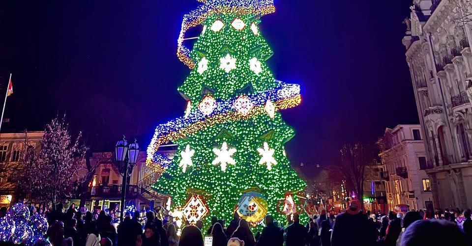 В Одессе в ближайшее время начнут установку новогодней елки