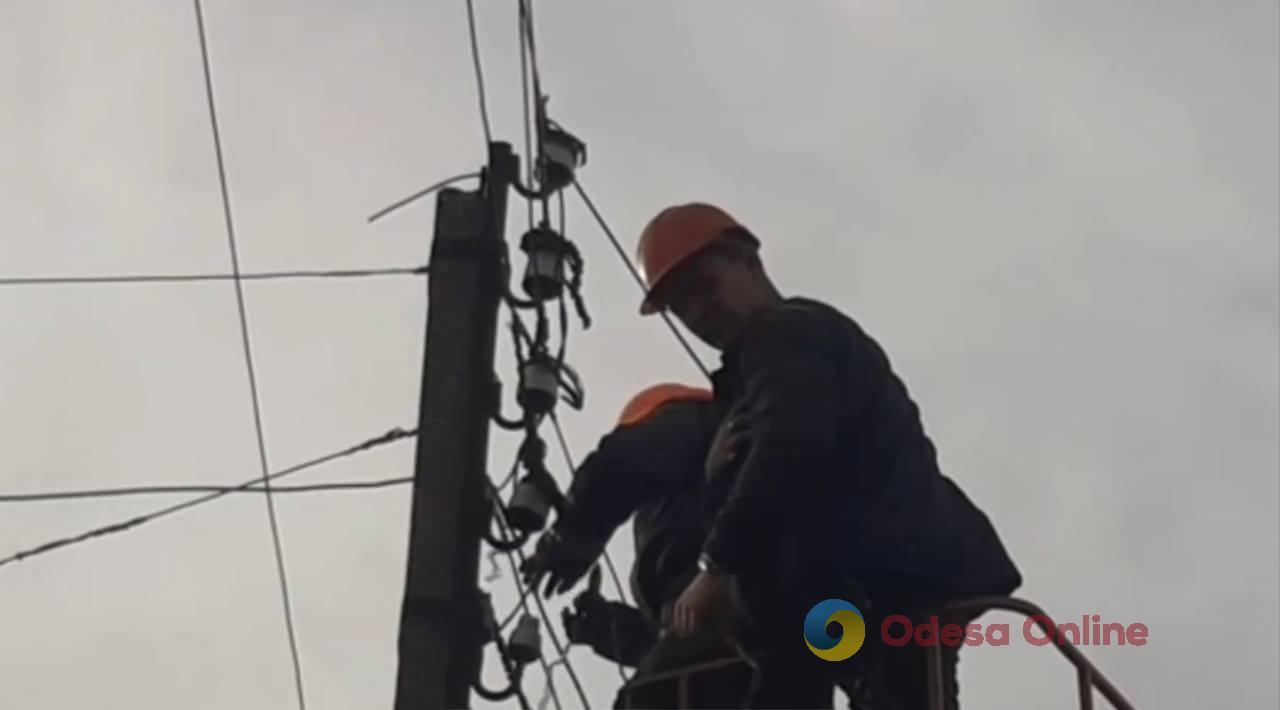 На Одещині енергетики ремонтують локальні поломки (відео)