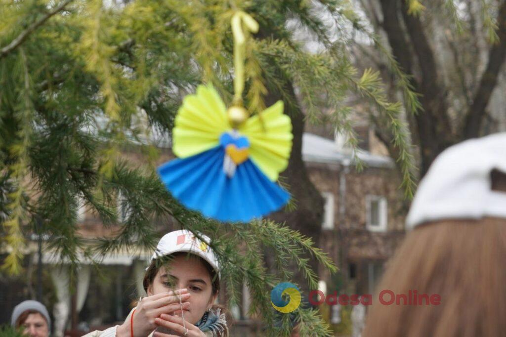 Ялинка єдності: одеські школярі прикрасили ялинки у Міськсаду (фоторепортаж)