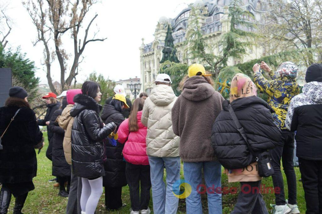 Елка единства: одесские школьники украсили елки в Горсаду (фоторепортаж)