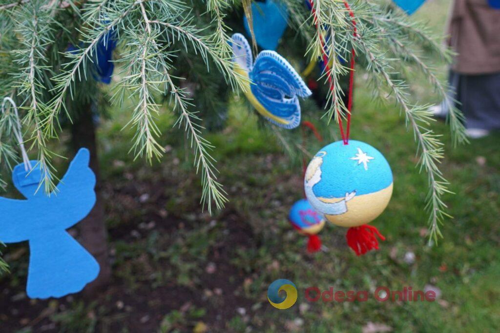 Ялинка єдності: одеські школярі прикрасили ялинки у Міськсаду (фоторепортаж)