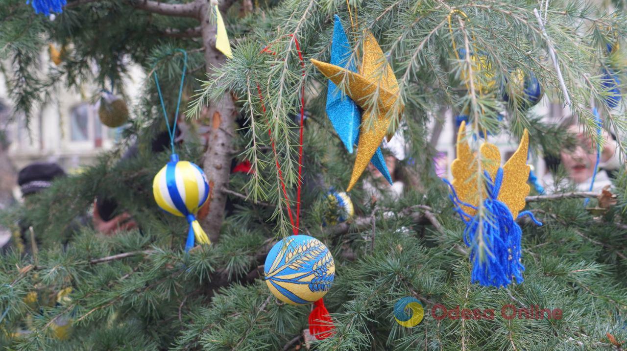 Елка единства: одесские школьники украсили елки в Горсаду (фоторепортаж)