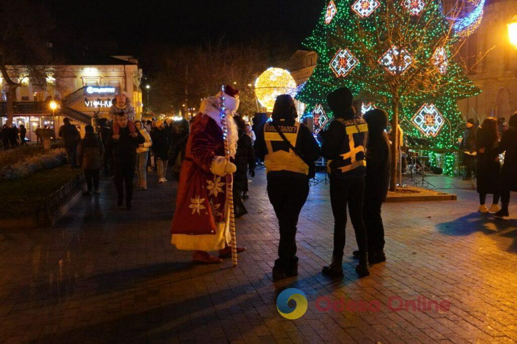 На Дерибасовской засияла огнями главная елка Одессы (фото)
