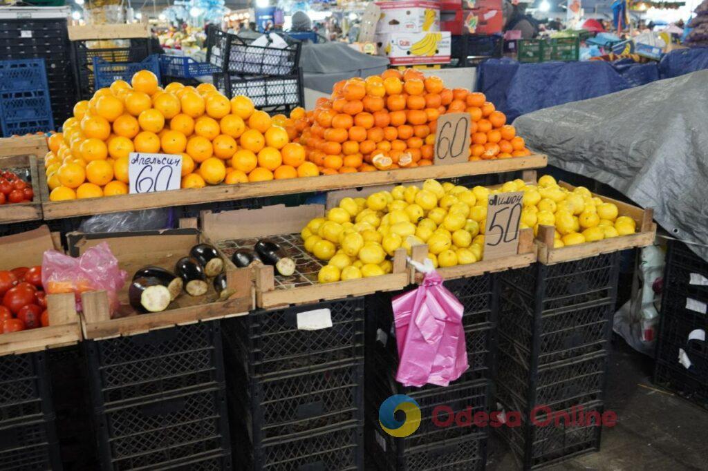 Бринза, помідори та хурма: суботні ціни на одеському Привозі