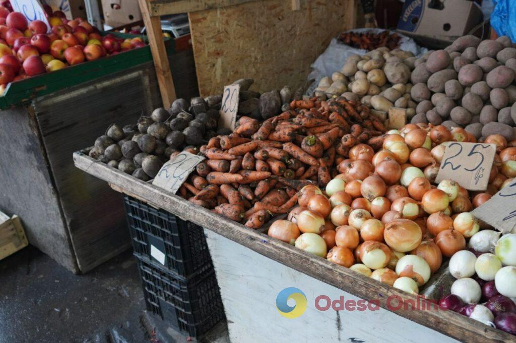 Бринза, помідори та хурма: суботні ціни на одеському Привозі