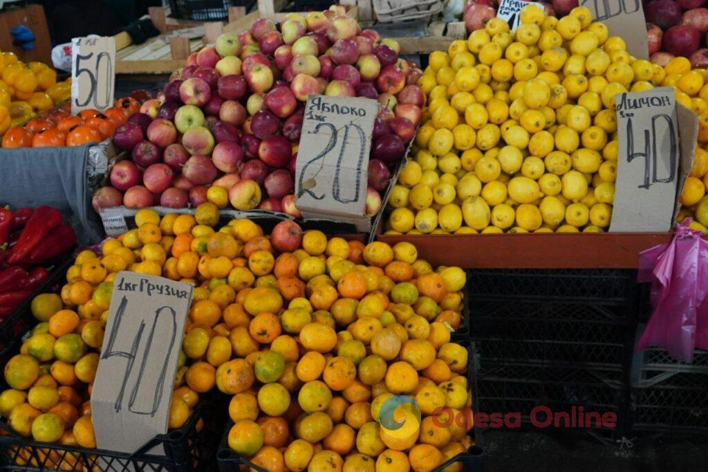 Брынза, помидоры и хурма: субботние цены на одесском Привозе