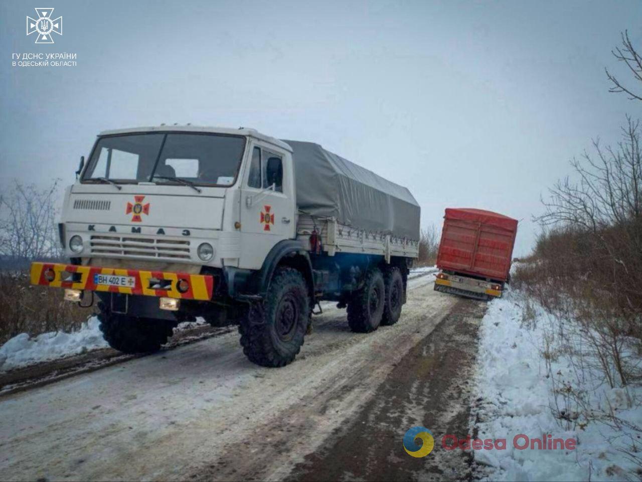 На Одещині рятувальники витягли легковик та вантажівку зі снігового замету (фото)