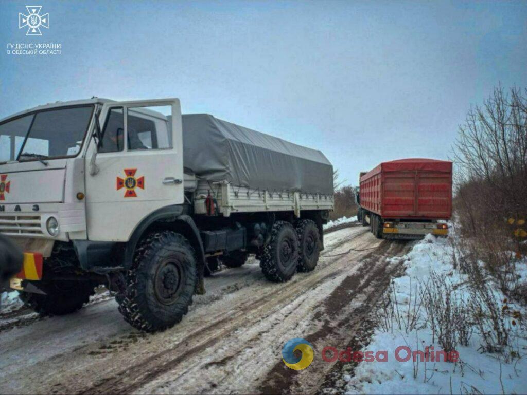 На Одещині рятувальники витягли легковик та вантажівку зі снігового замету (фото)