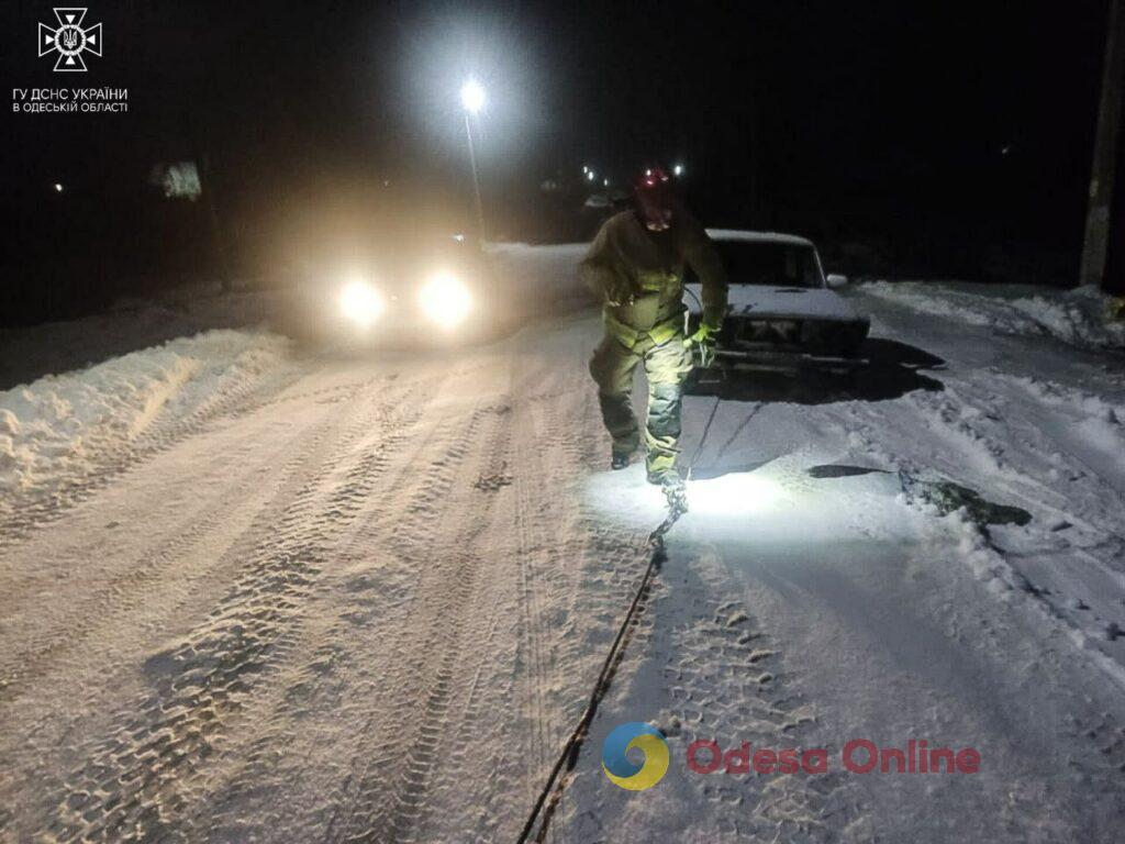 На Одещині рятувальники витягли легковик та вантажівку зі снігового замету (фото)