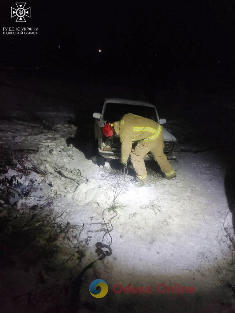 На Одещині рятувальники витягли легковик та вантажівку зі снігового замету (фото)