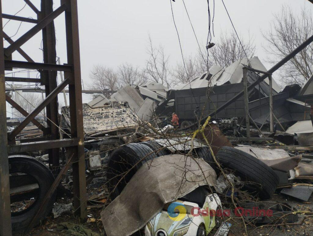 Наслідки падіння уламків дрону на підприємство в Одесі (фото)