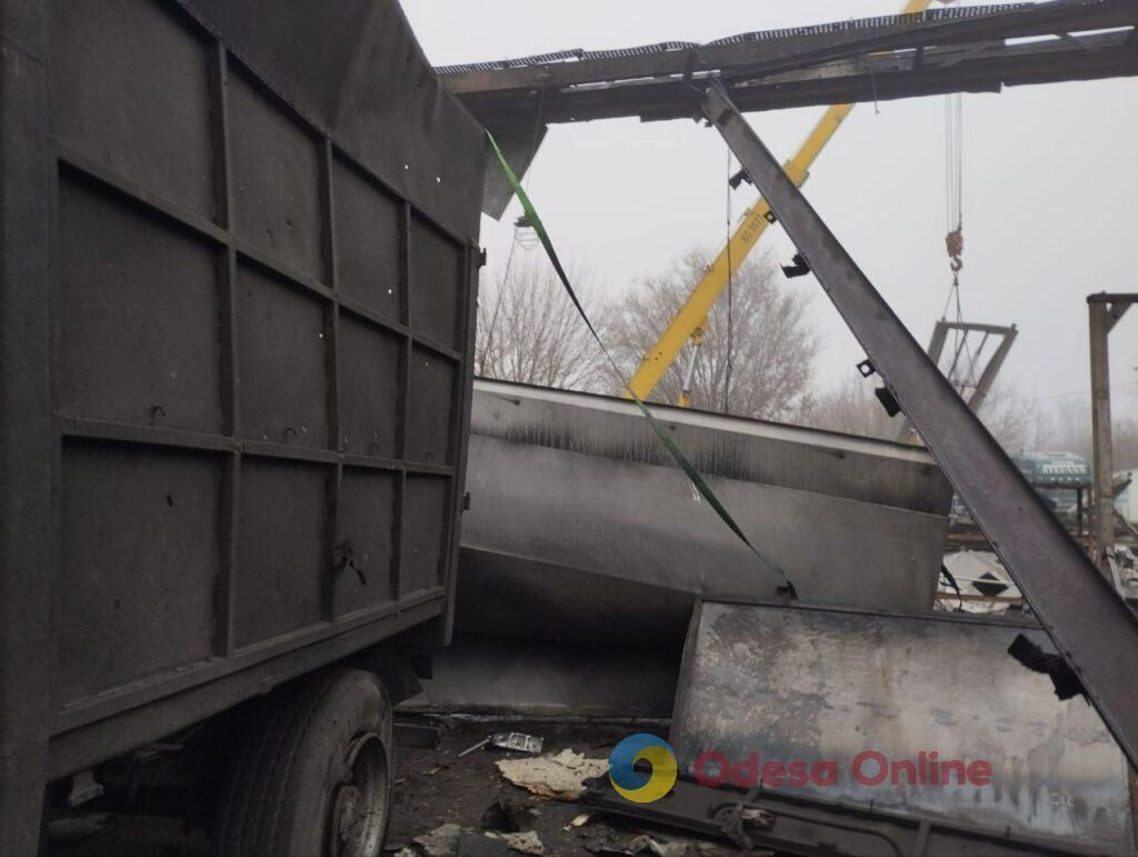 Последствия падения обломков дрона на предприятие в Одессе (фото)
