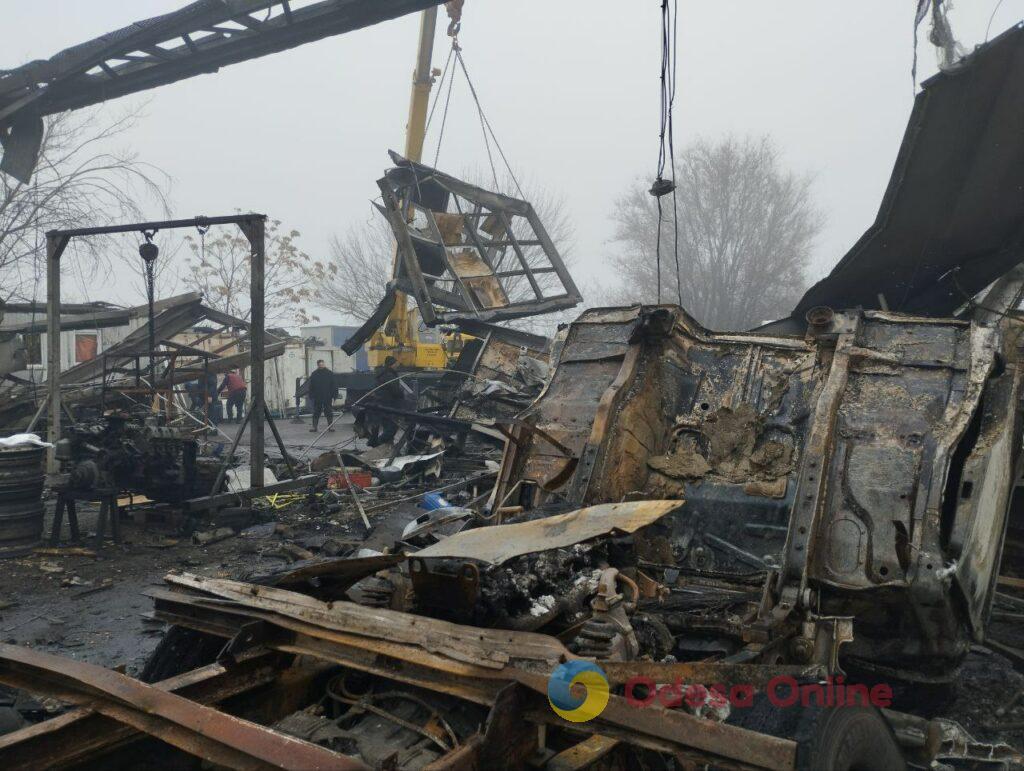 Последствия падения обломков дрона на предприятие в Одессе (фото)