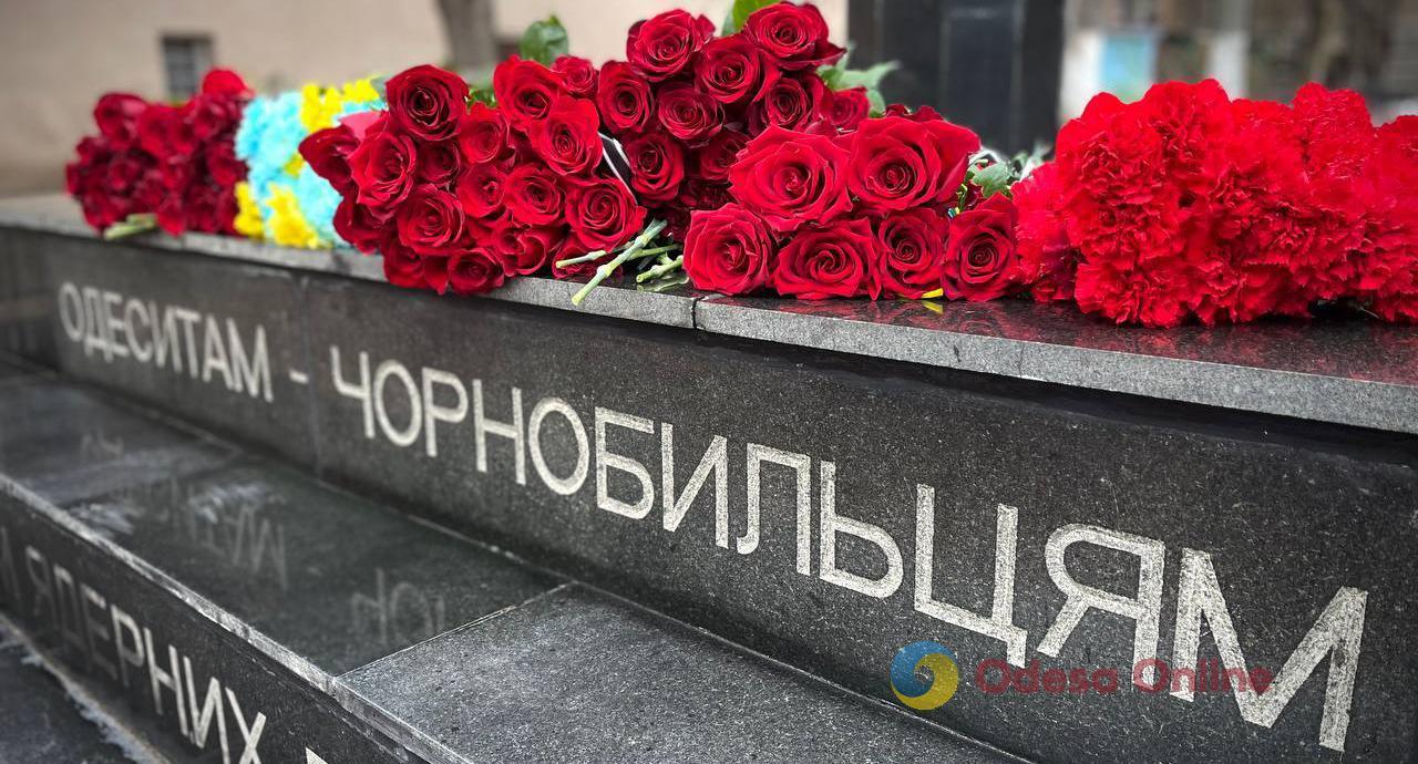 В Одессе возложили цветы к памятнику ликвидаторам последствий аварии на ЧАЭС