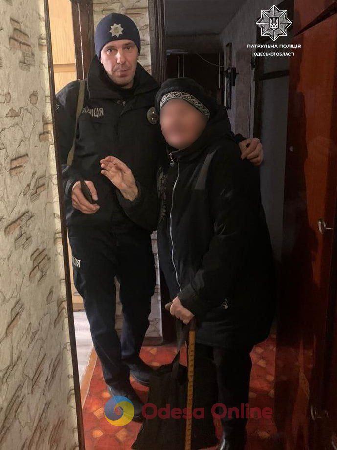 Одесские патрульные вернули домой потерянную женщину