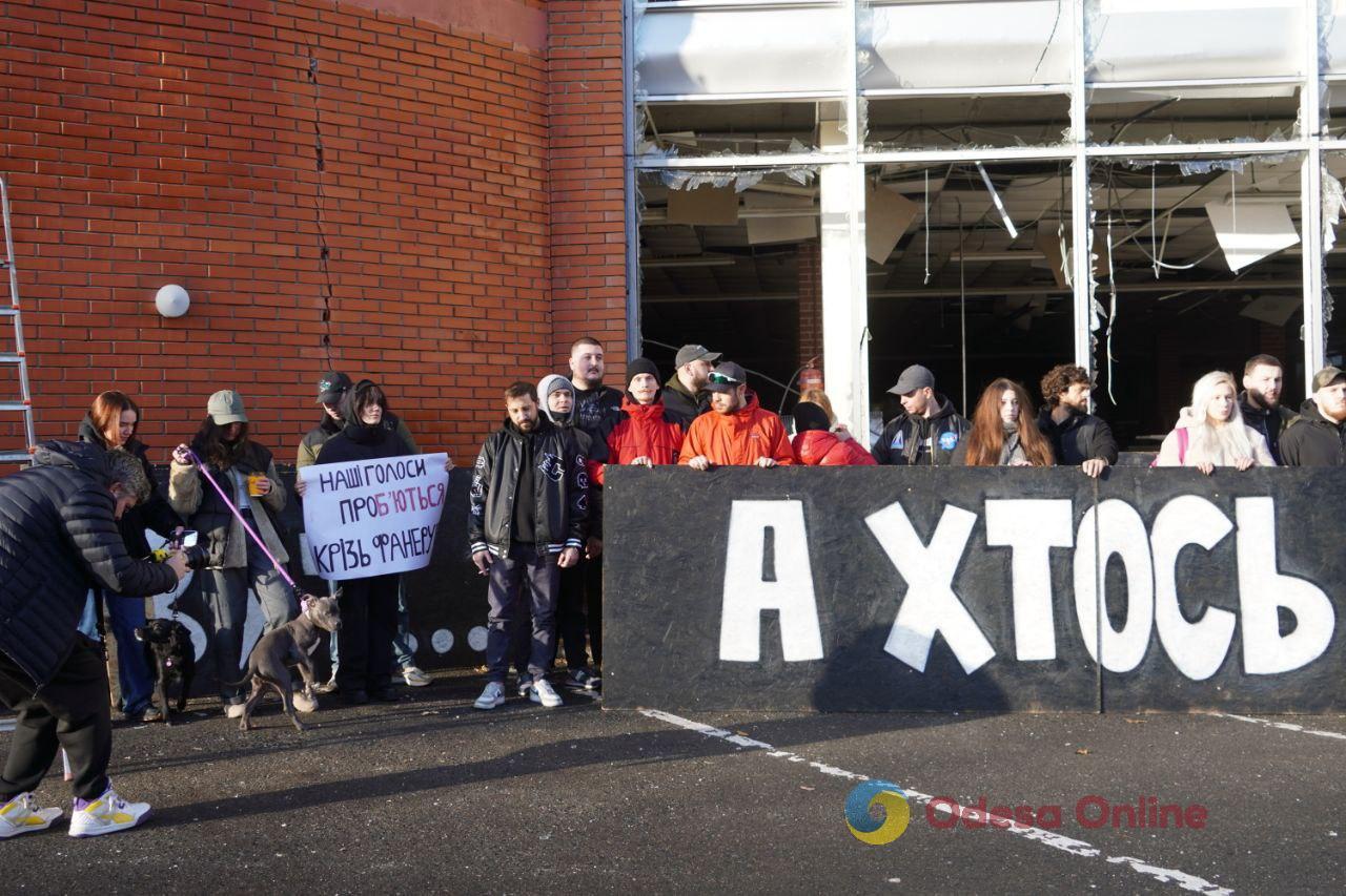 «Кто-то в плену на праздники»: одесситы восстановили граффити на разрушенном в результате российской атаки здании (фото)