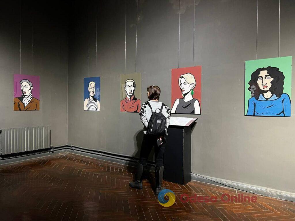 В Художественном музее открылась выставка «Закаленные на рассвете: война в Украине глазами ЛГБТК+»