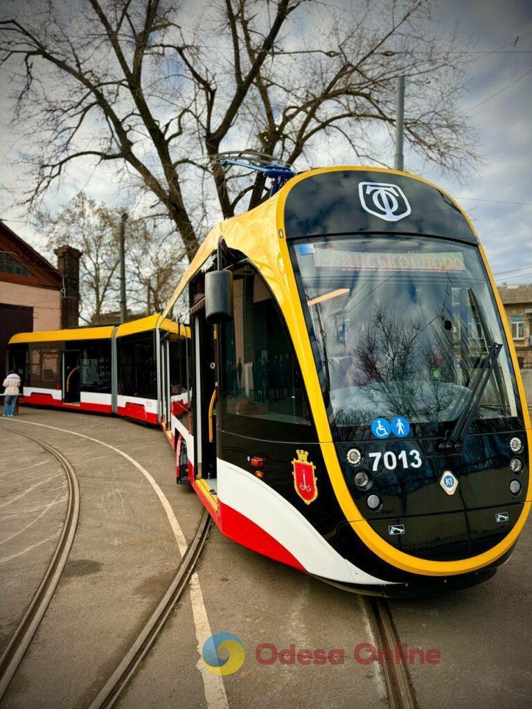 В Одессе запустили первый 26-метровый трамвай