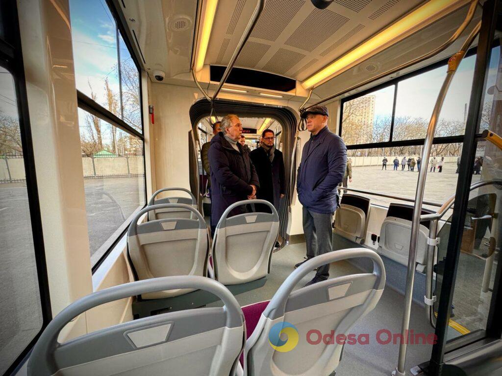 В Одессе запустили первый 26-метровый трамвай