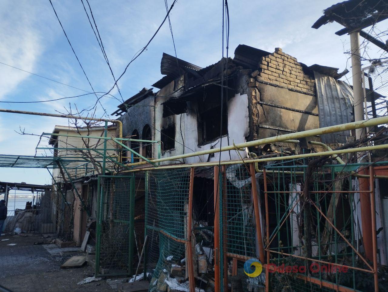 «Не знаю, как мы выбрались»: жительница разрушенного дома в пригороде Одессы рассказала о российской атаке (фото, видео)