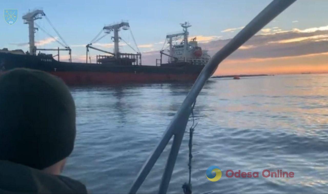 В Черном море гражданское судно взорвалось на вражеской морской мине – есть пострадавшие