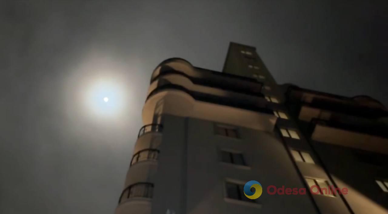 В Одессе в результате вражеской атаки повреждена одна из многоэтажек (видео)