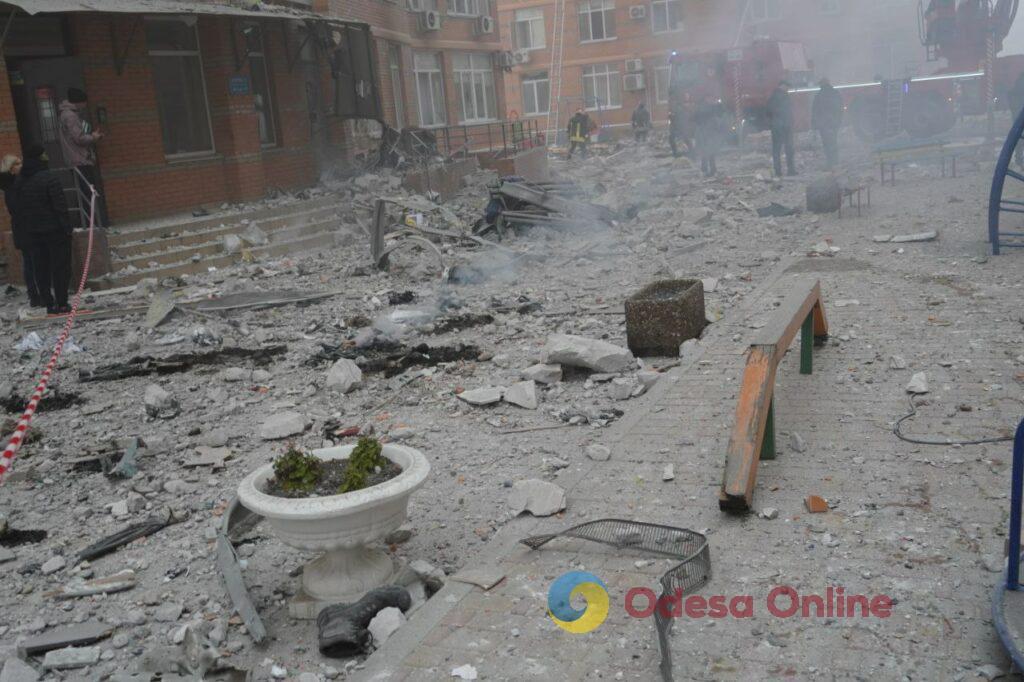 Наслідки влучання ракети по будинку в Одесі (фоторепортаж)