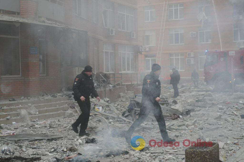 Последствия попадания ракеты по дому в Одессе (фоторепортаж)