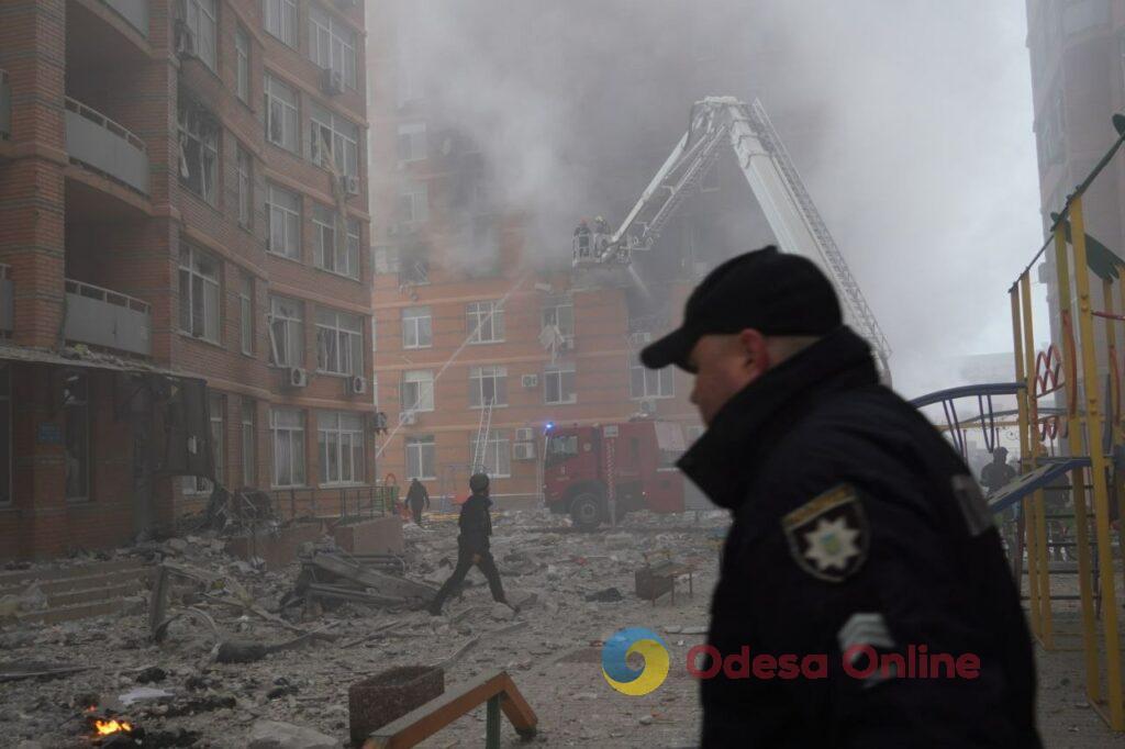 Последствия попадания ракеты по дому в Одессе (фоторепортаж)