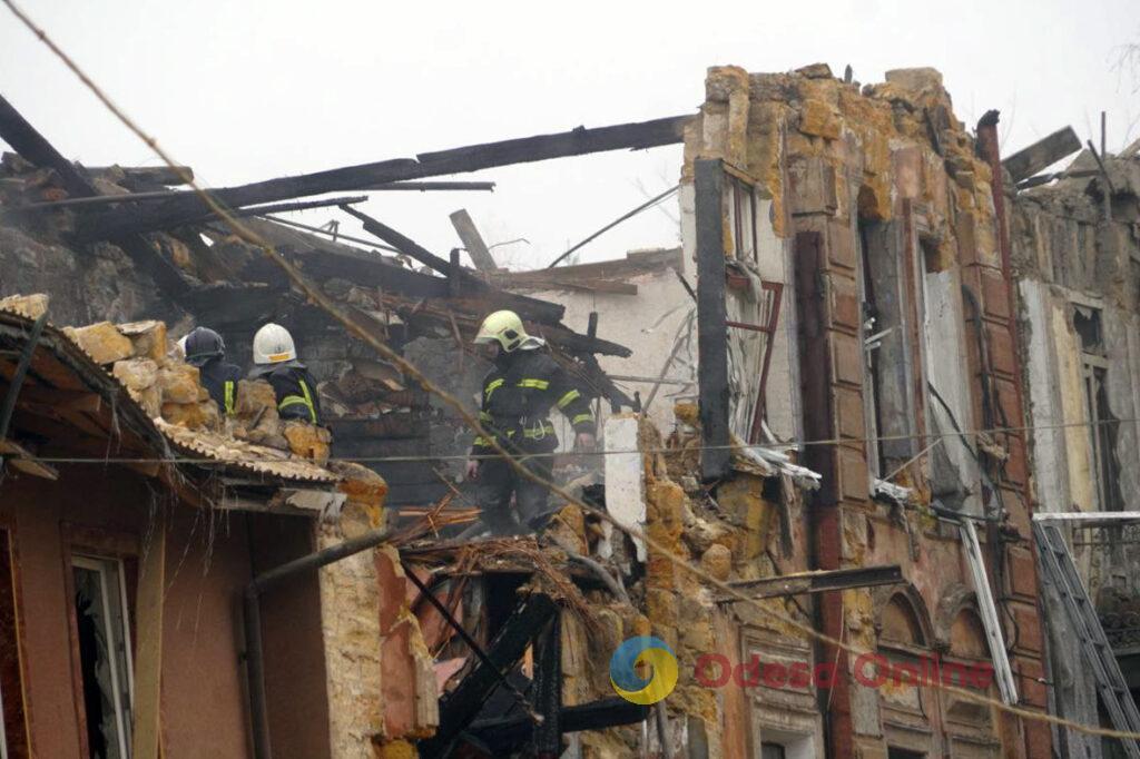 Хаджибейский район после удара: разрушенные дома, разбитые авто и люди на руинах своего жилья (фоторепортаж)