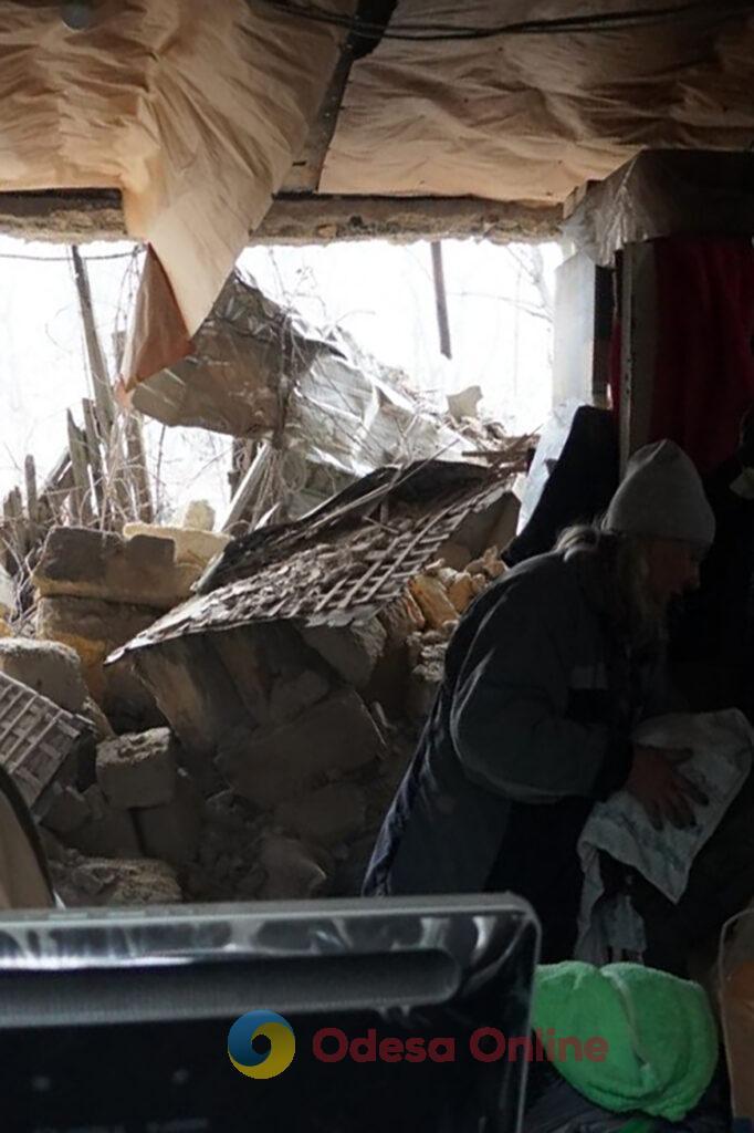 Хаджибейский район после удара: разрушенные дома, разбитые авто и люди на руинах своего жилья (фоторепортаж)