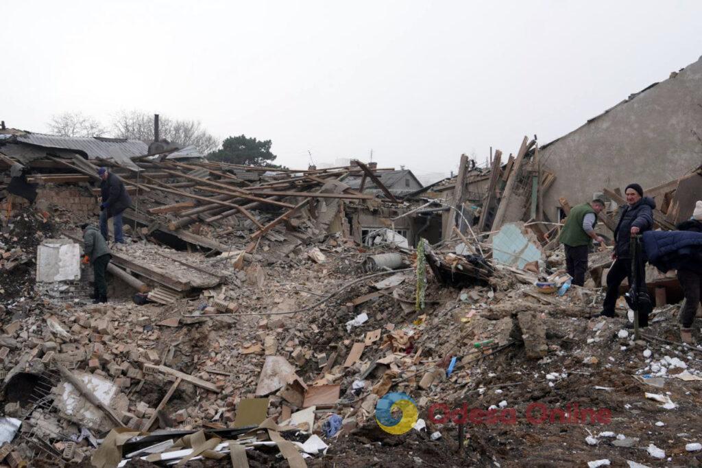 Хаджибейський район після удару: зруйновані будинки, розбиті авто та люди на руїнах свого житла (фоторепортаж)